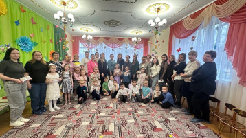 Нам праздник веселый весна принесла Нам праздник веселый весна принесла.