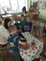 Посадка лука воспитанниками группы "Пчёлки" Посадка лука воспитанниками группы "Пчёлки".
